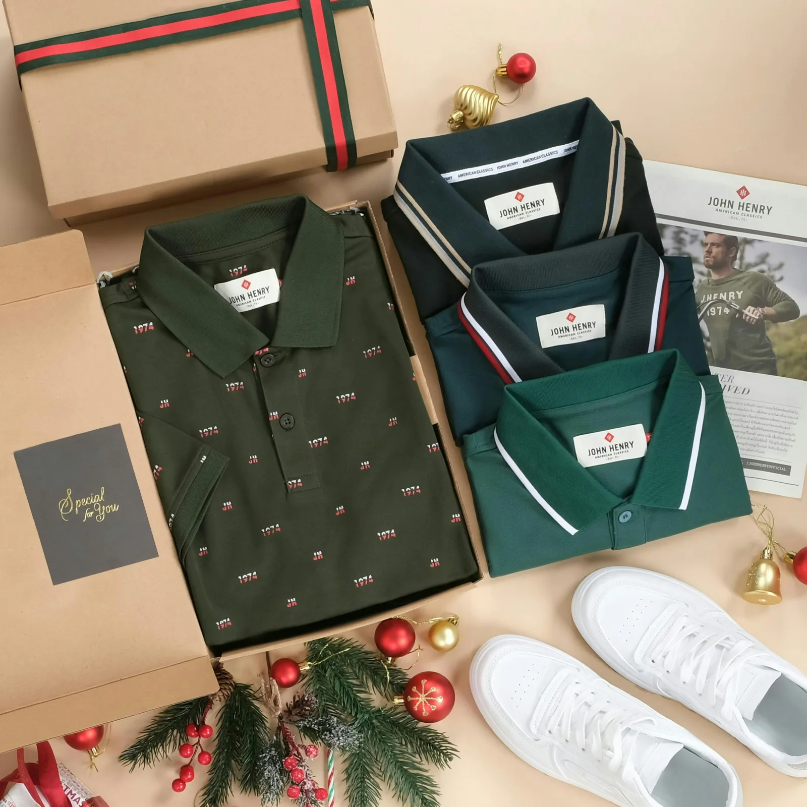 Polos verdes doblados dentro de cajas de regalo, junto a unas zapatillas blancas