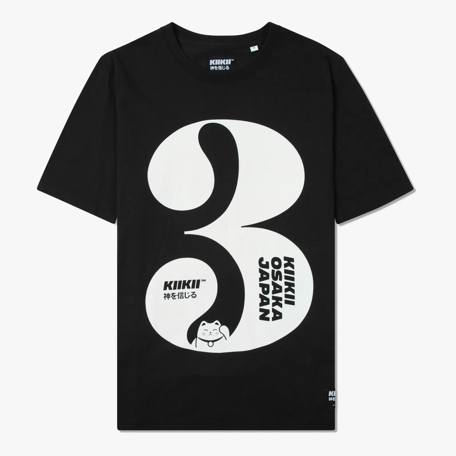 Camiseta negra extendida con un número tres grande estampado en blanco